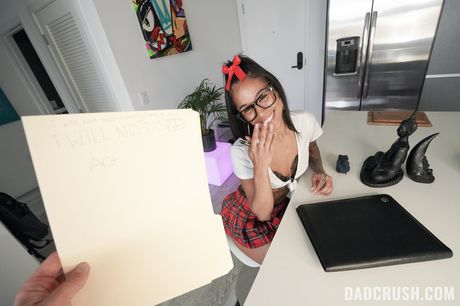 Latina teenager Camila Cortez har sex med en dreng i et køkken