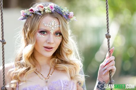 Blond amerikansk skønhed Paris White får sin twat fyldt med en pik i et varmt fuck