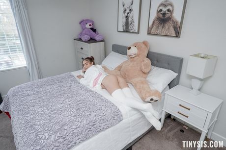 Kurvet pige Penelope Kay får sin fisse spist ud og kneppet doggystyle