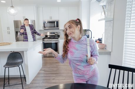 Kurvet pige Penelope Kay får sin fisse spist ud og kneppet doggystyle