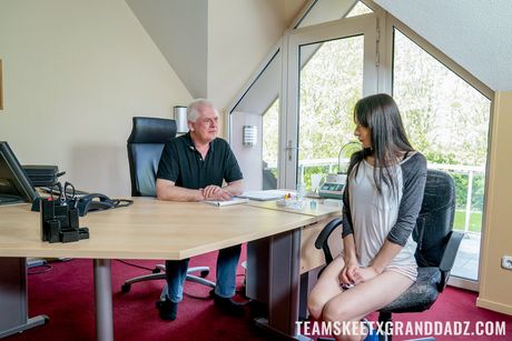 黒髪のロシア美人ロキシー・スカイは上司にオマンコを舐められ、掘られる