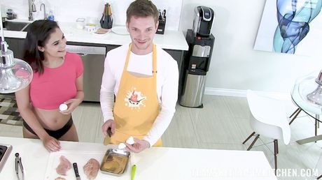 黑髮美國西班牙美女 Violet Starr 在做飯時與一名男子發生性關係