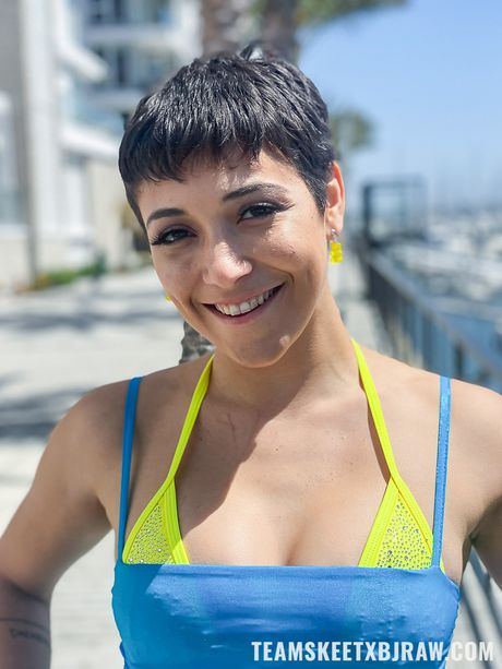 美妙的美國寶貝布魯克林·格雷的臉和陰部被POV操了