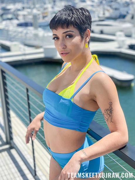 美妙的美國寶貝布魯克林·格雷的臉和陰部被POV操了