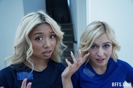 自然な小さなおっぱいを持つ細身のベイビーたちがサッカーの試合中に4Pで犯される