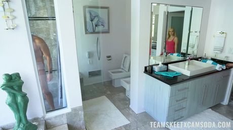 金髪のアメリカ人妻アリーヤ・ラブが義理の息子に膣を貫かれる