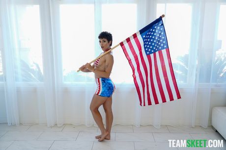 性感的美國黑髮布魯克林·格雷在沙發上被猛幹