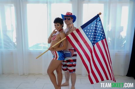 性感的美國黑髮布魯克林·格雷在沙發上被猛幹