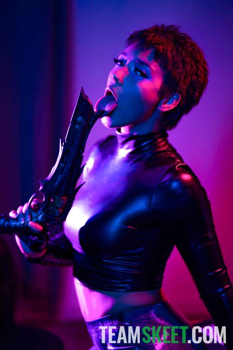 豐滿的色情明星布魯克林·格雷的陰道被一根大雞巴塞滿