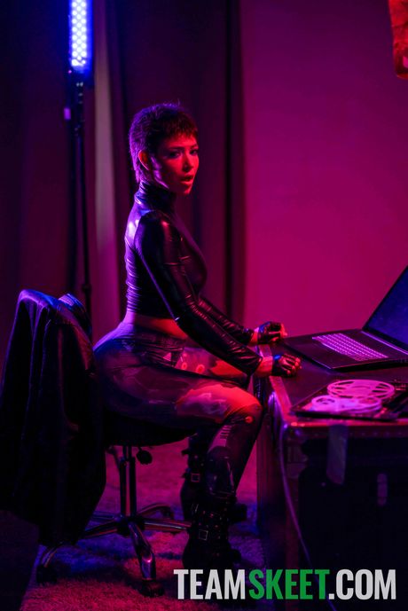 豐滿的色情明星布魯克林·格雷的陰道被一根大雞巴塞滿