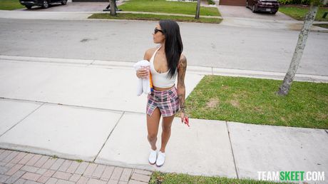 Fantastisk amerikansk, dominikansk teenager Camila Cortez får sin fisse slikket og kneppet i poolen