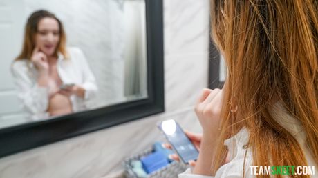 嬌小的美國封面女郎 Everly Haze 的陰道被大雞巴塞滿