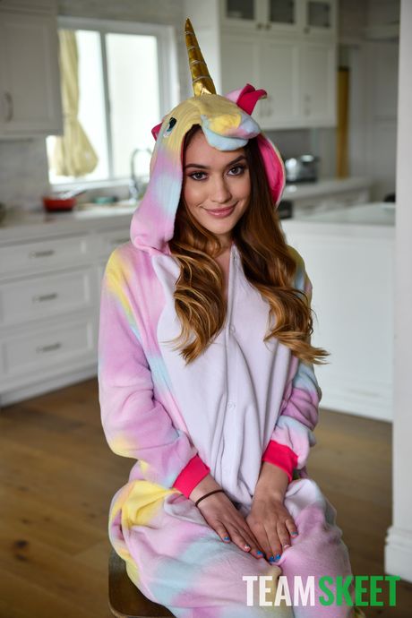 小柄なアメリカ人の女の子セラ・ライダーは見知らぬ男にオマンコを弄ばれ、チンコを犯される