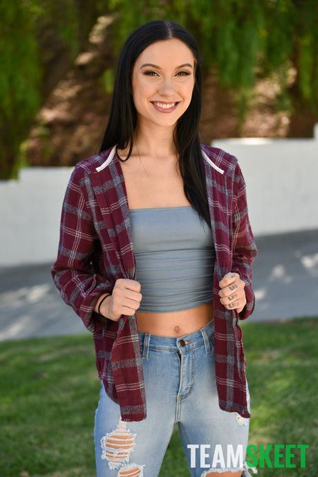 魅力的なアメリカ人のカバーガール、ジャズミン・ラブは義理の弟にオマンコを舐められ犯される