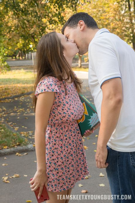 T: 性感封面女郎 Kecy Hill 和 Baby Shine 在沙發上進行三人性愛