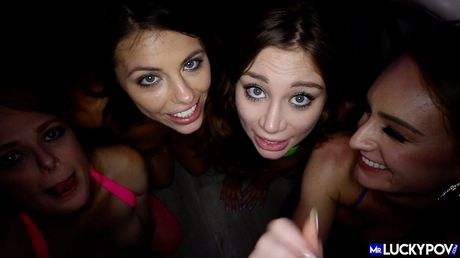 Fire dukker med forskellige hudtoner bliver kneppet under en firkant