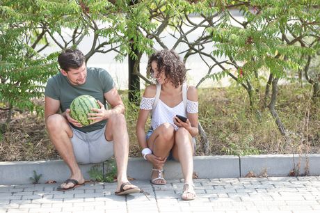 Perfekt ungarsk babe Bunny Love får sin fisse slikket og kneppet af en hooked hingst