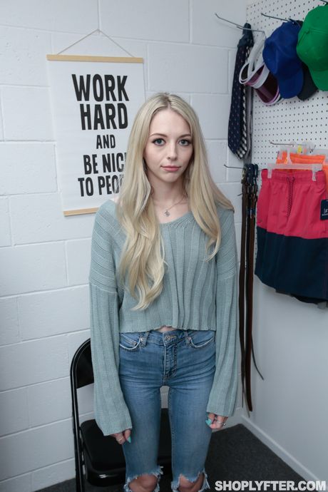 金髪のアメリカ人美女リリー・ラリマーが義理の兄にキッチンで犯される