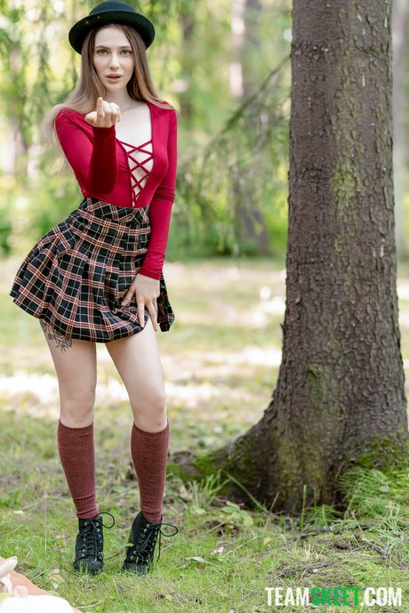 ホットなラトビアの美女レイスリンは、オナニーの後に彼女の大きなラックに射精します