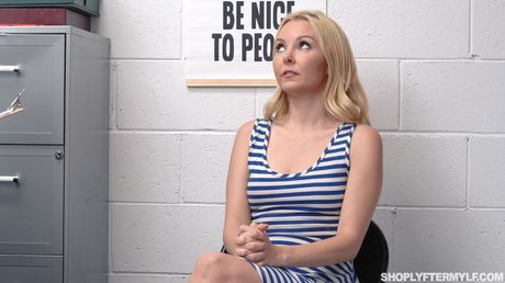 Blond amerikansk mor Aaliyah Love har sex med en fyr i et køkken