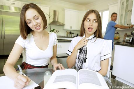 Dejlig amerikansk skolepige Riley Reid får sin fisse slikket og kneppet