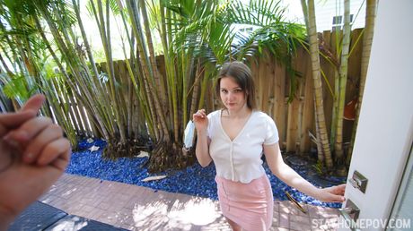 素敵なアメリカ人の女の子、エリザ・イヴスは、POVファックの後、彼女の素晴らしい巨乳に射精します