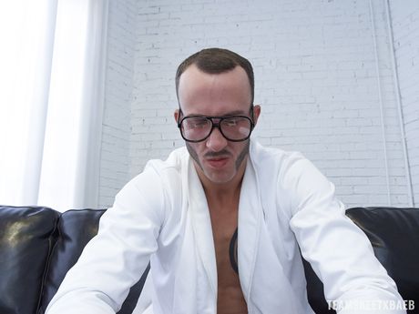 Brunette amerikanske nuttede Dillion Harper kommer ovenpå under sex med en stor pik