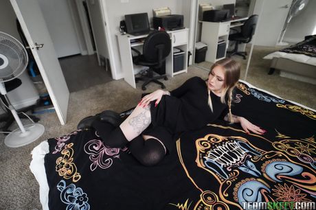 Lyshåret amerikansk skønhed Baby Sid får sin kut fyldt i et køkken