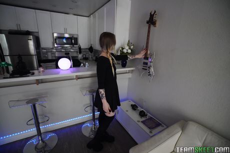 Lyshåret amerikansk skønhed Baby Sid får sin kut fyldt i et køkken