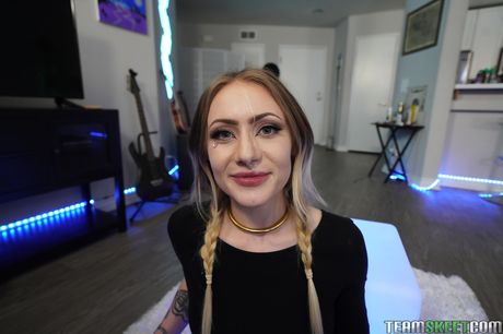 Lyshåret amerikansk skønhed Baby Sid får sin kut fyldt i et køkken