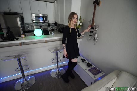 Lyshåret amerikansk skønhed Baby Sid får sin kut fyldt i et køkken