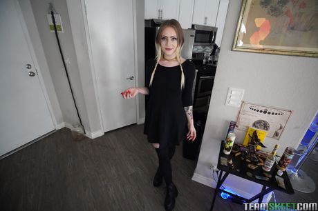 Lyshåret amerikansk skønhed Baby Sid får sin kut fyldt i et køkken