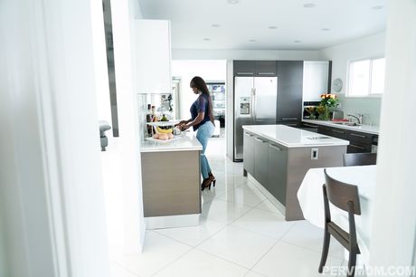 豐滿的美國黑人熟婦黑人Mystique在廚房裡被塞滿了