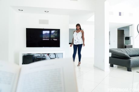 豐滿的美國黑人熟婦黑人Mystique在廚房裡被塞滿了