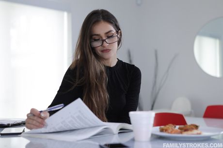 F: 魅惑的なアメリカ人のベイビー、ソフィー・レイエズは寝室で彼女のオマンコに巨根を詰め込まれます