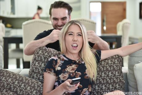 金髮美國少女佩斯利·貝內特被繼兄幹