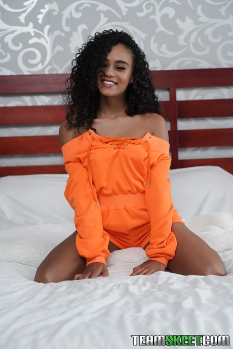 黒人アメリカ人少女スカーリット・スキャンダルが白人のペニスでオマンコを満たされる