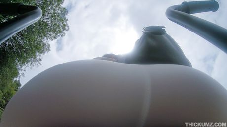 Forførende amerikanske amatør Mandy Muse får sin fisse penetreret udendørs