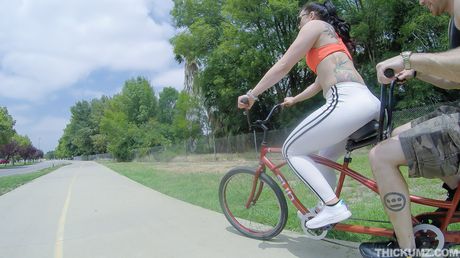 Forførende amerikanske amatør Mandy Muse får sin fisse penetreret udendørs