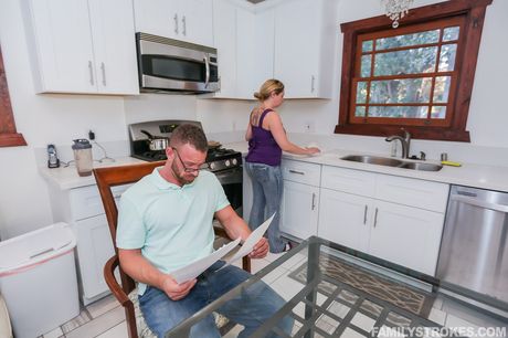 嬌小的美國寶貝米蘭達米勒被繼父填滿她的陰部