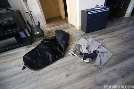 Blond amerikansk MILF Sarah Vandella har sex med en teenager i et soveværelse