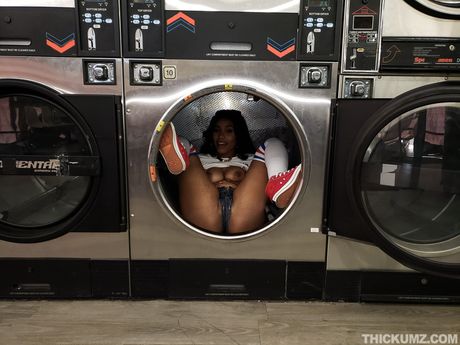 素晴らしいカナダの黒檀ジェナ・フォックスはコインランドリーで彼女の猫を舐められ、犯される