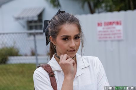 女子高生のソフィー・レイエズは熱いセックスの後に彼女の膣に中出しされる