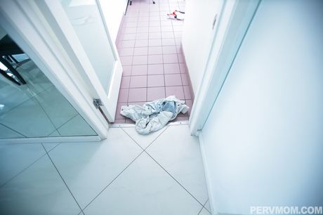 Brunette amerikansk, græsk puma Sheena Ryder stripper til sine strømpebukser og rider en pik i POV