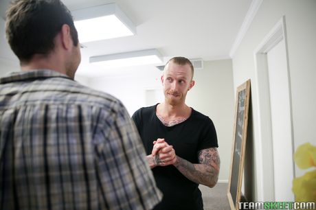 小柄なフランスのティーン、ルナ・リヴァルは上司にオフィスでダブルファックされる