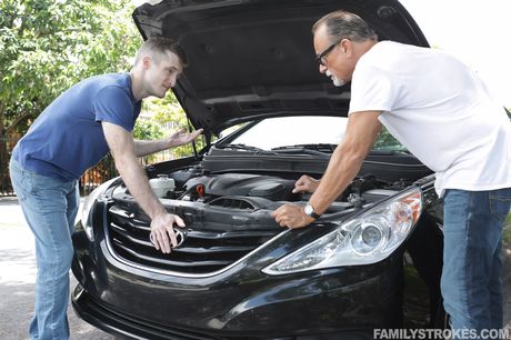 瘦削的美國美女 Ava Haze 被她的繼兄舔陰並操弄
