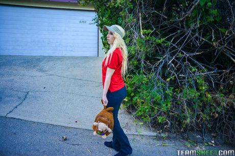 Blonde american babe Darcie Belle gets her pussy plugged