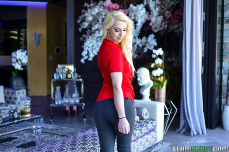 Blonde american babe Darcie Belle gets her pussy plugged