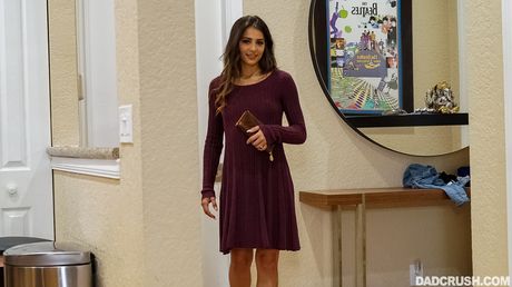 毀滅性的美國少女索菲·雷耶茲被她的繼父舔陰和乾