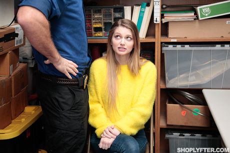 Mørkhåret amerikansk dukke Bunny Colby får sin kut fyldt efter en striptease